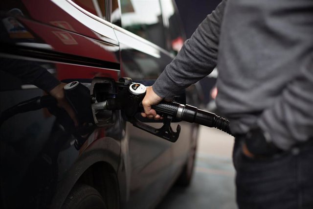 Un hombre reposta gasolina en una gasolinera de Barcelona