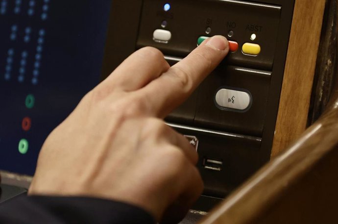 Un miembro del hemiciclo vota en una sesión plenaria en el Congreso