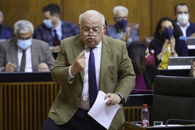 Archivo - El consejero de Salud, Jesús Aguirre, en una imagen de archivo en el Pleno del Parlamento de Andalucía.