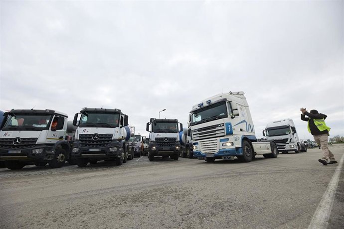 Varios camiones estacionados por el paro nacional de transportistas.