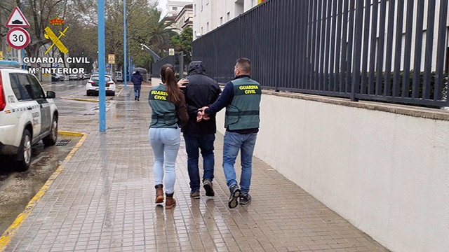 El detenido conducido por la Guardia Civil