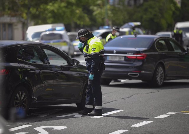 Archivo - Agentes de la Policía local de Sevilla efectúan controles de tráfico 