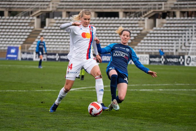 Archivo - Ada Hegerberg of Olympique Lyonnais and Anaig Butel of Paris FC fight for the ball during the Women's French championship D1 Arkema football match between Paris FC and Olympique Lyonnais on December 12, 2021 at Charlety stadium in Paris, Franc