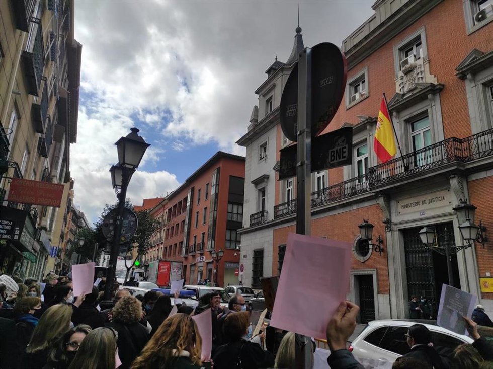 La Unión Progresista de Letrados de la Administración de Justicia se manifiestó a las puertas del Ministerio de Justicia en el marco de la convocatoria de huelga.