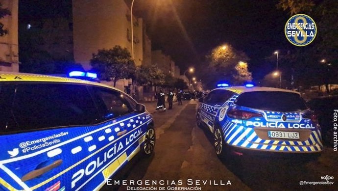 Archivo - Patrulleros de la Policía Local hispalense