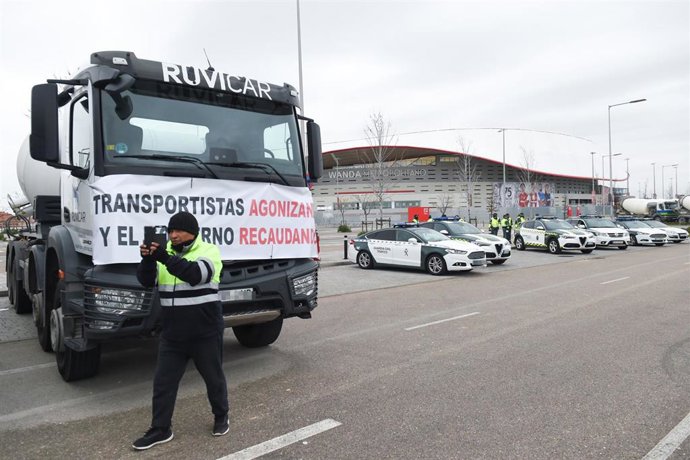 Un camión estacionado en las inmediaciones del Wanda Metropolitano, durante el undécimo día de paro nacional de transportistas