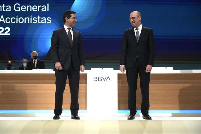 El presidente de BBVA, Carlos Torres (i) y el consejero delegado de BBVA, Onur Gen (d), posan en la Junta General de Accionistas de BBVA, en el Palacio de Euskalduna, a 18 de marzo de 2022, en Bilbao, Euskadi (España).