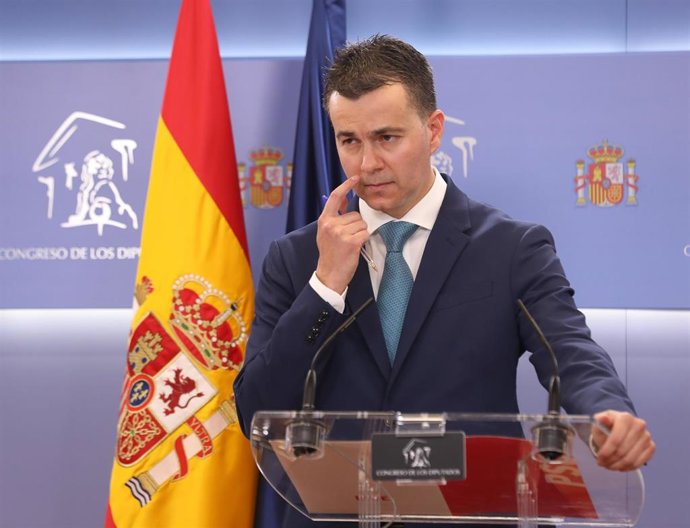 El portavoz del Grupo Socialista en el Congreso de los Diputados, Héctor Gómez, interviene en una rueda de prensa previa a una reunión de la Junta de Portavoces, en el Congreso de los Diputados, a 22 de marzo de 2022, en Madrid (España).