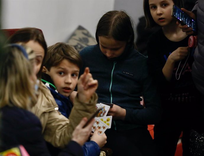 Varios niños juegan, a su llegada a la sede de REMAR en Madrid