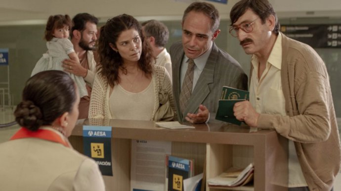 Escena de 'Llegaron de noche', de Imanol Uribe y protagonizada por Juana Acosta en el papel de Lucía.