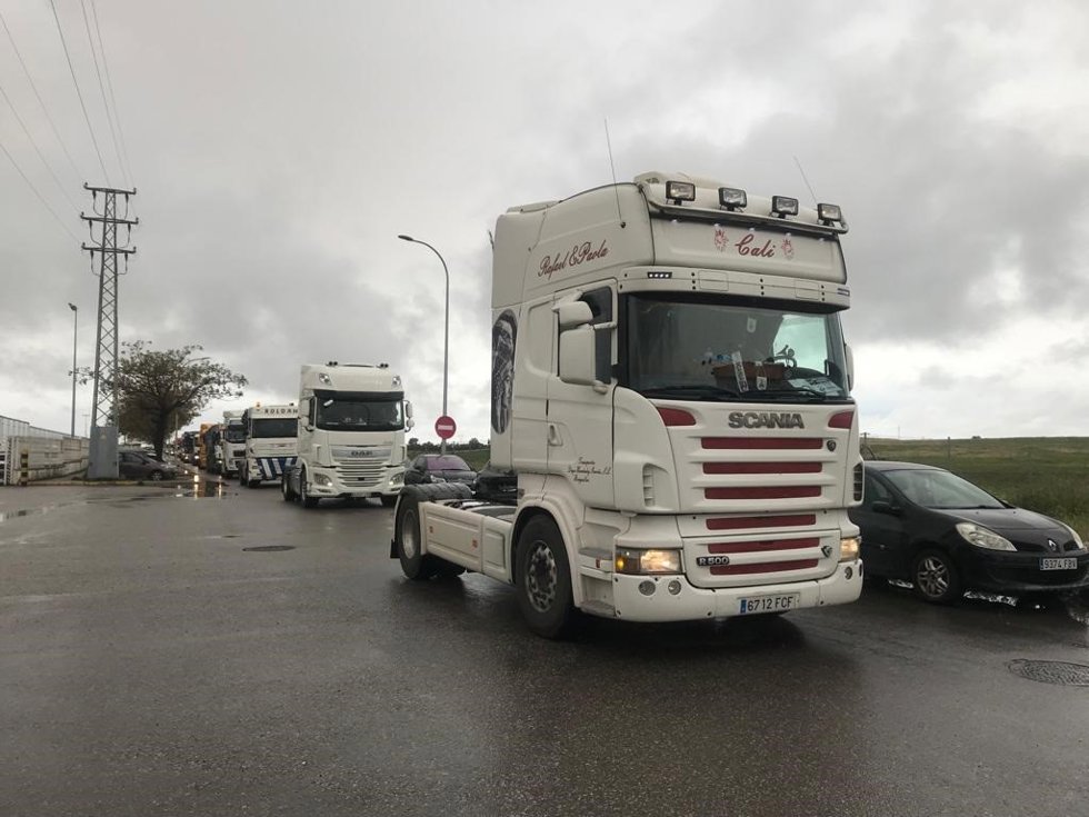 Camioneros parten del Polígno La Isla de Dos Hermanas en una marcha lenta de protesta hacia el Centro de Sevilla.