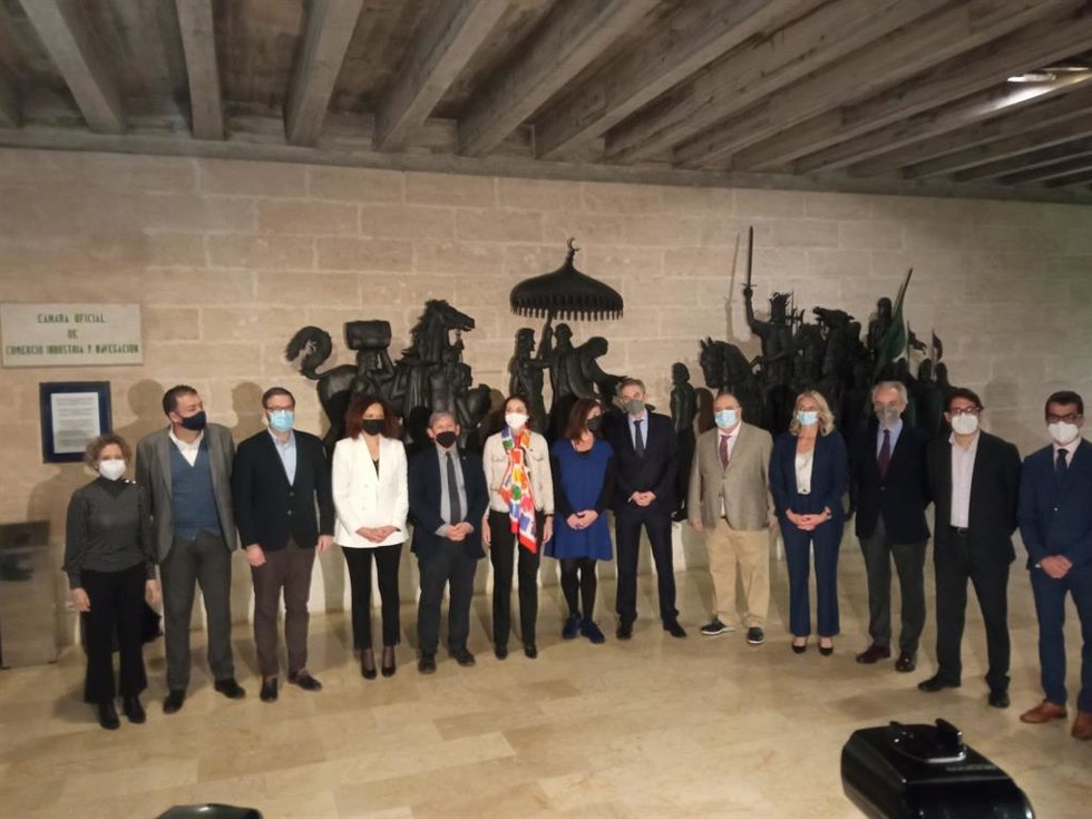 El expresidente del Gobierno central, José Luis Rodríguez Zapatero, junto a la presidenta del Govern, Francina Armengo, en la Cámara de Comercio junto a otros representantes.