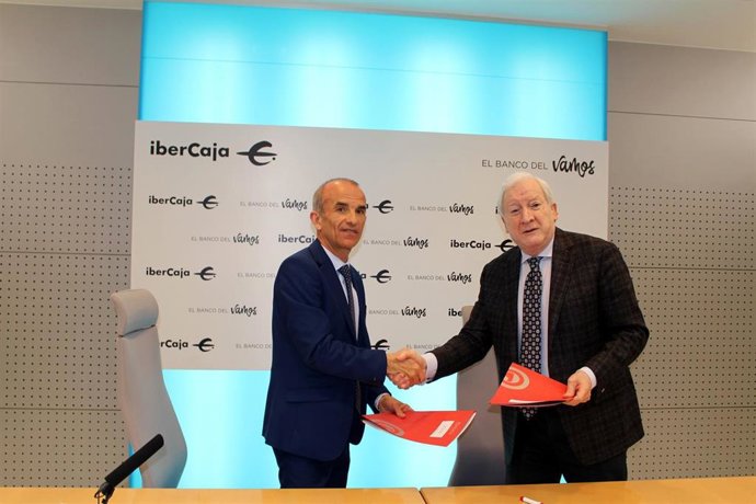 El director territorial de Ibercaja, Jesús Les, y el presidente de la Cámara de Burgos, Antonio Miguel Méndez Pozo.