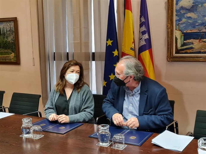 La consellera de Presidencia, Función Pública e Igualdad, Mercedes Garrido, y el conseller de Educación y Formación Profesional, Martí March, durante la firma de un protocolo de colaboración.