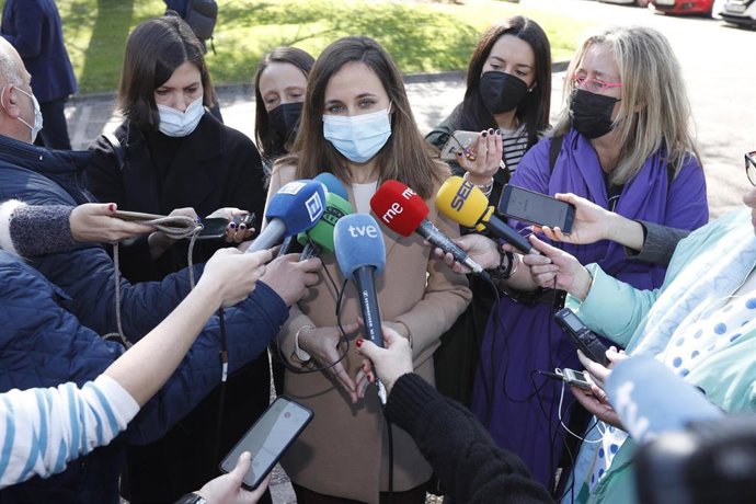 La ministra de Derechos Sociales y Agenda 2030, Ione Belarra, atiende a los medios con motivo de su visita a Asturias.