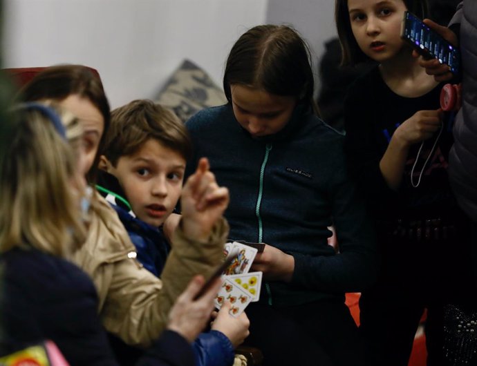 Varios niños juegan, a su llegada a la sede de REMAR en Madrid tras haber finalizado un viaje organizado por REMAR RUMANÍA para escapar de Ucrania, a 17 de marzo de 2022, en Ajalvir, Madrid (España). Han sido 50 personas de Ucrania las que han viajado e