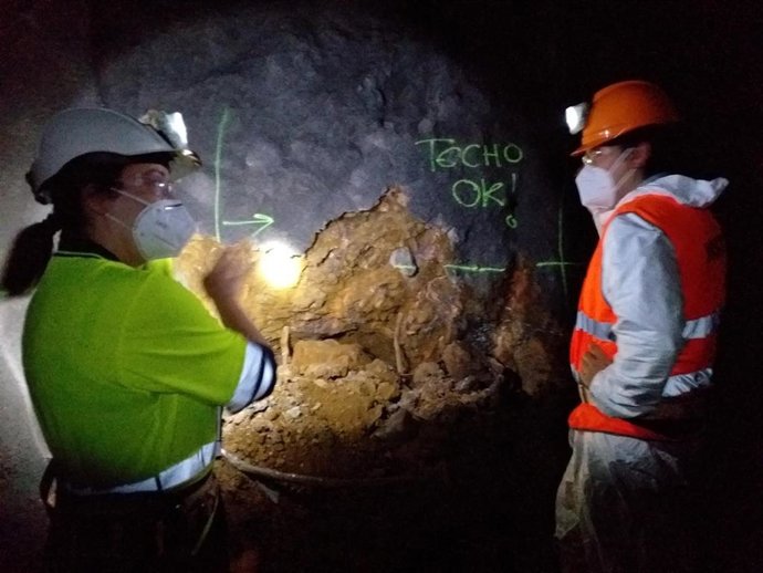 Archivo - El consejero (derecha), con la directora general de Orovalle, Nuria Menéndez, en una de las zonas de explotación.