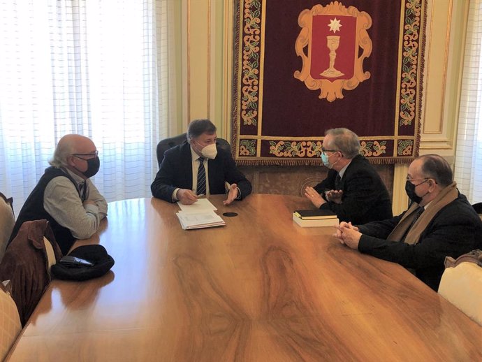 El alcalde de Cuenca, Darío Dolz, se reúne con los responsables de la Real Asociación de Cronistas de España