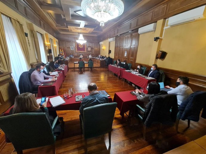 El pleno del Ayuntamiento de Teruel aprueba por unanimidad, de manera inicial, la nueva ordenanza municipal reguladora de la protección animal, tenencia responsable, convivencia y circulación de animales de compañía.