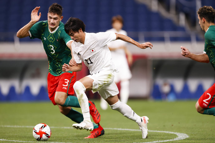 Archivo - Kaoru MITOMA (JPN), MONTES Cesar (MEX) during the Olympic Games Tokyo 2020, Football Men's Bronze Medal Match between Mexico and Japan on August 6, 2021 at Saitama Stadium in Saitama, Japan - Photo Photo Kishimoto / DPPI