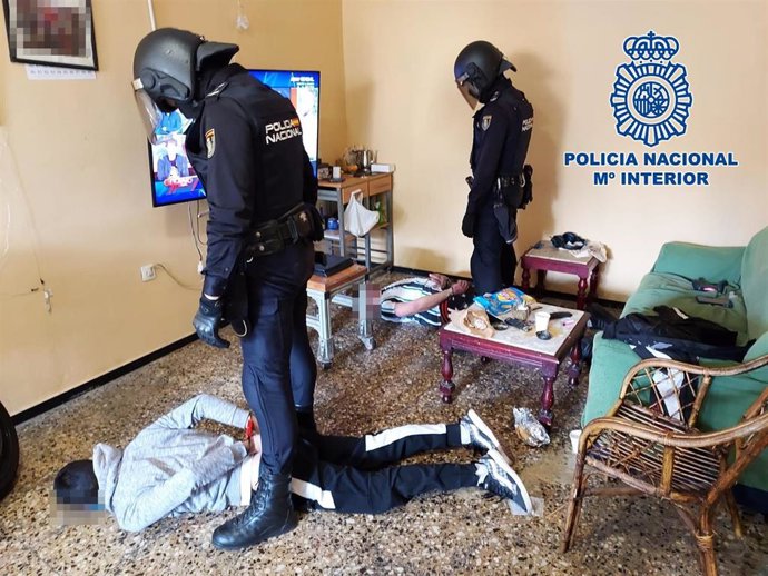 Detención de dos personas y desmantelamiento de un punto de venta de droga en La Laguna