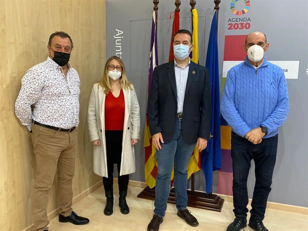 El regidor de Movilidad Sostenible, Francesc Dalmau; la directora general del área, Irene Nombela; Gabriel Moragues (Asociación Sindical de Autónomos del Taxi de Mallorca) y Mateu Bordoy (Asociación de Taxis Adaptados).