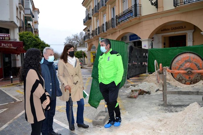 La delegada territorial de Administración Local, Mónica Alejo, visita varias obras que se ejecutan con cargo al PFEA en Campillos junto al alcalde, Francisco Guerrero