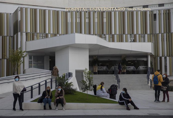 Archivo - Entrada del Hospital Universitario Virgen Macarena, Sevilla (archivo)