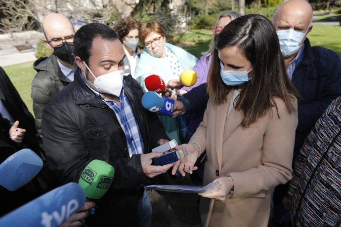 La ministra de Derechos Sociales y Agenda 2030, Ione Belarra, conversa con el camionero Diego González en Oviedo, quien le ha pedido medidas urgentes para paliar la subida de carburantes.