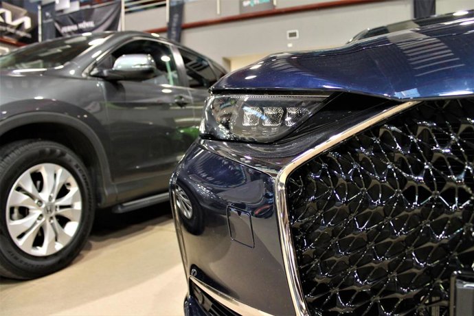 Archivo - Dos vehículos expuestos en Fecirauto, la feria de automóviles más grande e importante de provincia, en el Pabellón Ferial de Ciudad Real, a 11 de noviembre de 2021, en Ciudad Real, Castilla La-Mancha (España).