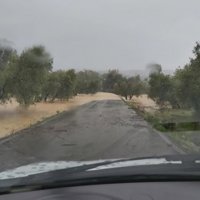 El 112 registra una decena de incidencias por lluvias en Málaga, que mantiene varias carreteras con problemas