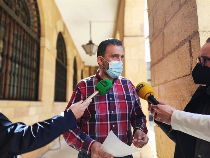 Ricardo Fernández atiende a los medios de comunicación.