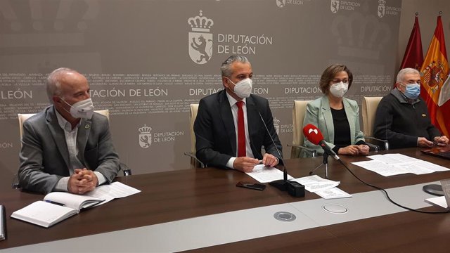 El diputado de Turismo, Nicanor Sen, -segundo por la izquierda- acompañado por la concejal de Acción y Promoción Cultural, Evelia Fernández, y representantes de la Asociación de Amigos del Camino de Santiago Pulchra Leonina.