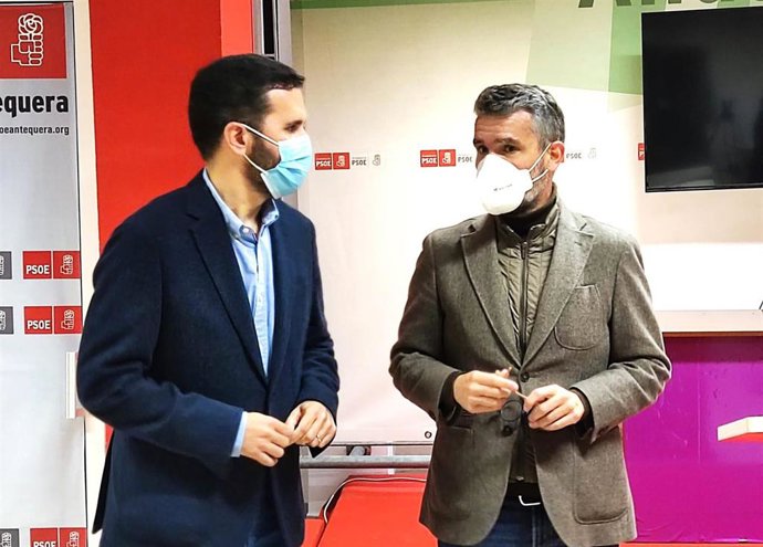 El secretario de Organización del PSOE de Málaga, José Bernal, y el secretario general del PSOE de Antequera, Kiko Calderón, en rueda de prensa