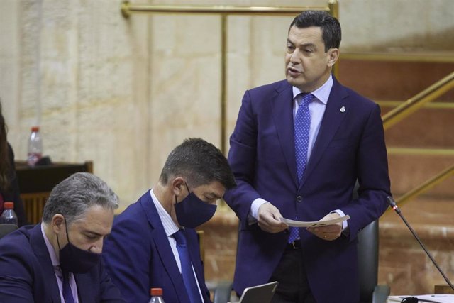 El presidente de la Junta, Juanma Moreno, durante la sesión plenaria ordinaria en el Parlamento de Andalucía, a 24 de marzo de 2022 en Sevilla (Andalucía, España)