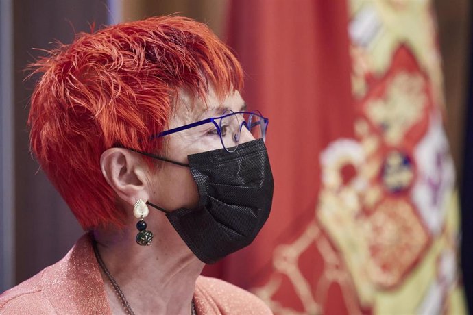 Archivo - La consejera de Salud, Santos Induráin, en una rueda de prensa (archivo)