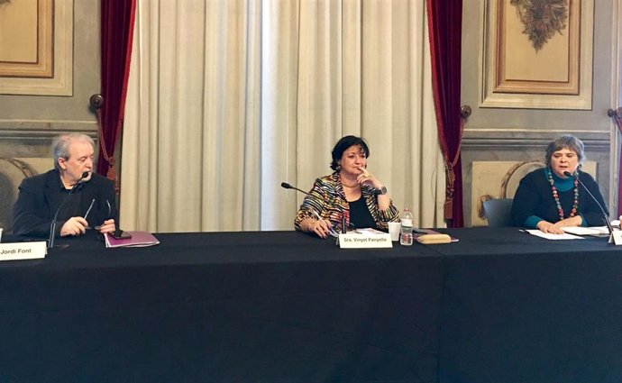 La presidenta del CoNCA, Vinyet Panyella (en el centro), y los miembros del plenario Jordi Font y Núria Iceta