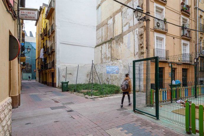 Solar esquinero en la calle Agustina de Aragón 7