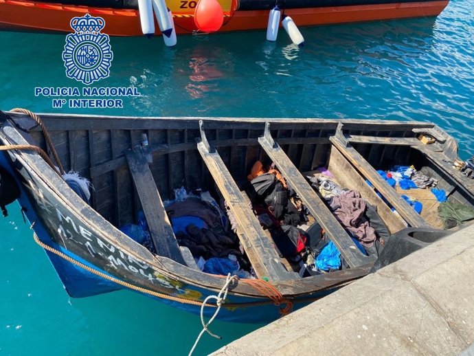 Archivo - Ingresan en prisión nueve patrones del cayuco que atracó a mediados de diciembre en el puerto de la capital tinerfeña