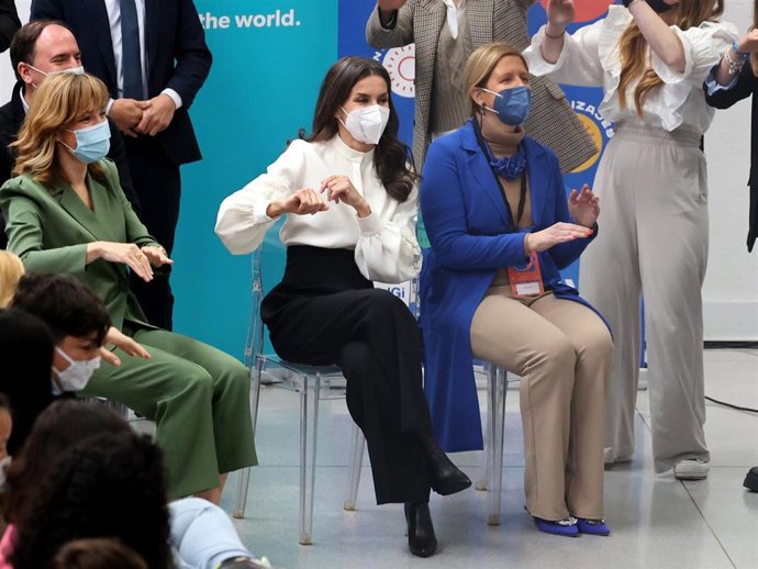 La Reina Letizia, su espontáneo gesto en Guadalajada al bailar una coreografía desde su silla