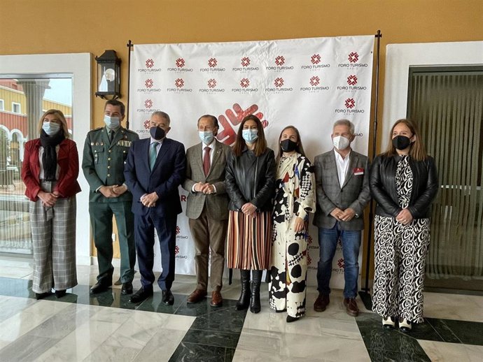 El secretario general de Turismo de la Junta de Andalucía, Manuel Muñoz; la delegada territorial de Turismo, María Jesús Herencia; y el alcalde de Chiclana, José María Román, en la inauguración del VI Foro Provincial de Turismo y Gastronomía.