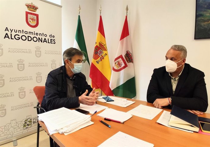 Ruiz Boix con el alcalde de Algodonales.