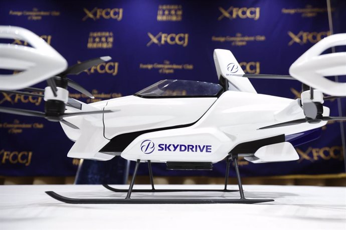 Archivo - 22 September 2021, Japan, Tokyo: A scale model of a flying car SD-03 on display during a news conference at The Foreign Correspondents' Club of Japan. Tomohiro Fukuzawa CEO of the SkyDrive set a goal to launch its flying cars to transport huma