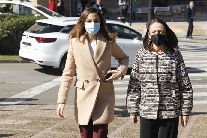 La ministra de Derechos Sociales y Agenda 2030, Ione Belarra, junto a la consejera de Derechos Sociales y Bienestar del Gobierno asturiano, Melania Álvarez.