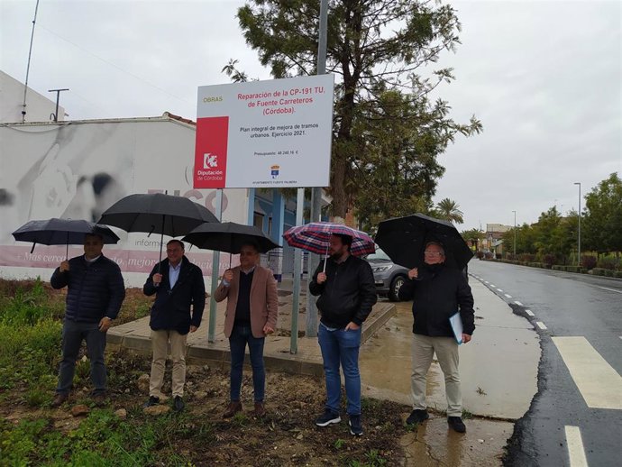 Palomares (2 dcha.) y Ruiz (centro), junto a una de las carreteras que ha reparado la Diputación en Fuente Palmera.