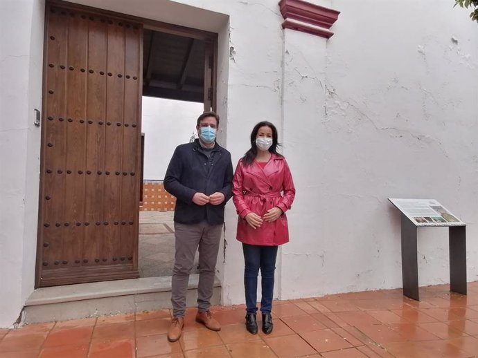 La delegada territorial de Turismo de la Junta en Huelva, María Ángeles Muriel, con el alcalde de Villalba del Alcor, Diego del Toro Pérez, en su visita al municipio.