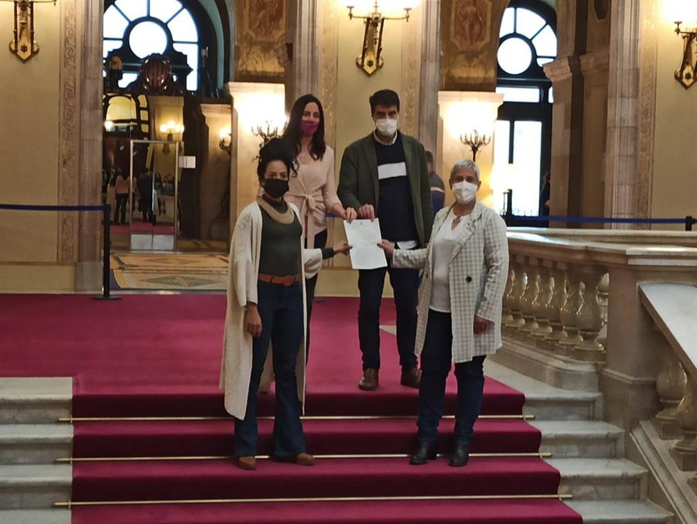 Diputados de los grupos parlamentarios de PSC-Units, ERC, Junts y los comuns presentan una proposición de ley para modificar la LEC y proteger el catalán en las escuelas