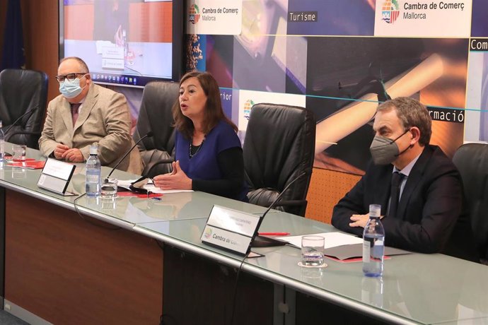 (I-D) El presidente de la Cámara de Comercio de Mallorca, Antoni Mercant; la presidenta del Govern balear, Francina Armengol y el expresidente del Gobierno, José Luis Rodríguez Zapatero, en una jornada sobre fondos europeos y turismo en Palma.