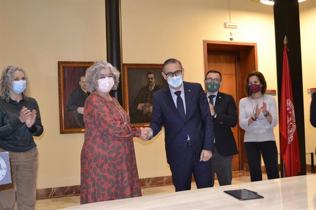 La UMU y el Colegio de Veterinarios de la Región firman un convenio de colaboración