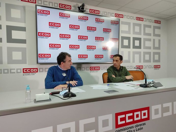 El presidente del Consejo Asesor de la Memoria Histórica, Ángel Hernández, junto al secretario general de CCOO Castilla y León, Vicente Andrés.